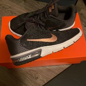 Nike shoe black with bronze size 7
